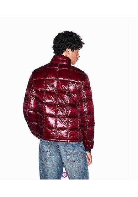 Chaqueta plumón Armani Exchange granate - vista trasera en modelo Chaqueta plumón Armani Exchange granate - vista trasera en modelo