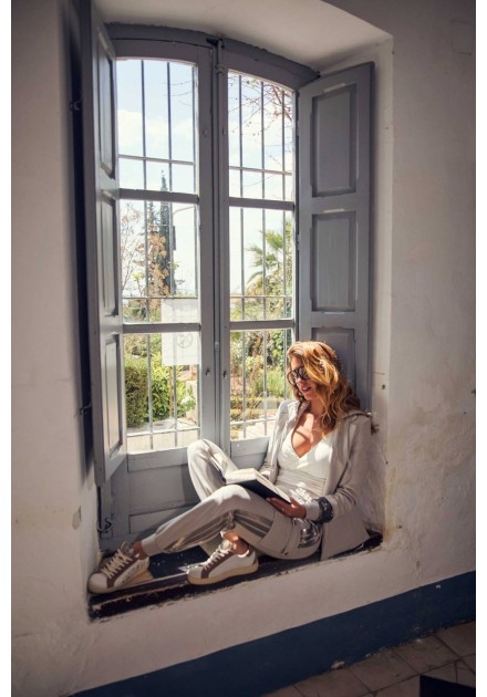 Blazer Loden Camaleónica by Capriche - sentada junto a la ventana