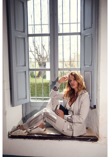 Blazer Loden Camaleónica by Capriche - pose sentada
