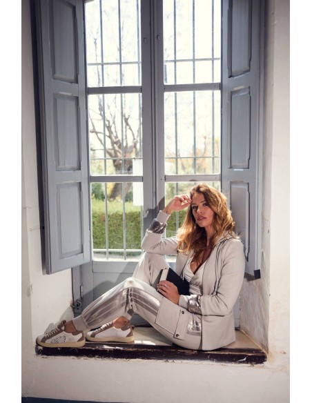 Blazer Loden Camaleónica by Capriche - pose sentada