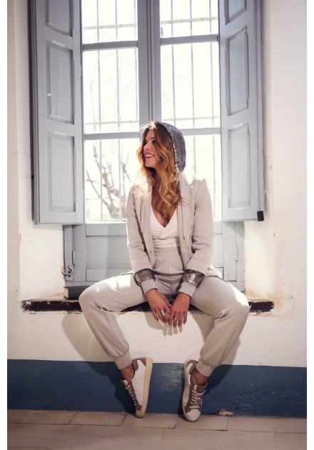 Blazer Loden Camaleónica by Capriche - detalle con capucha en modelo