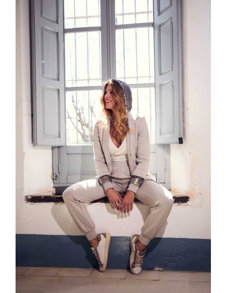 Blazer Loden Camaleónica by Capriche - detalle con capucha en modelo