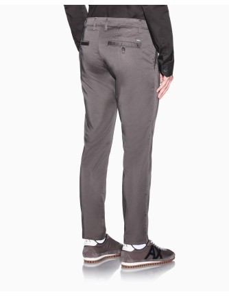 Pantalón chino Armani Exchange marrón para hombre, vista frontal 2