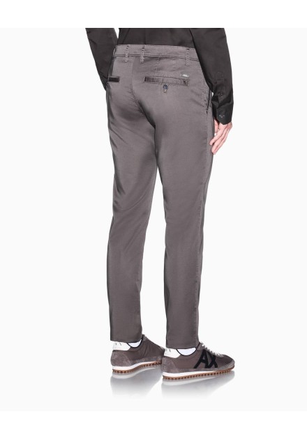 Pantalón Armani Exchange marrón hombre, vista trasera con bolsillos