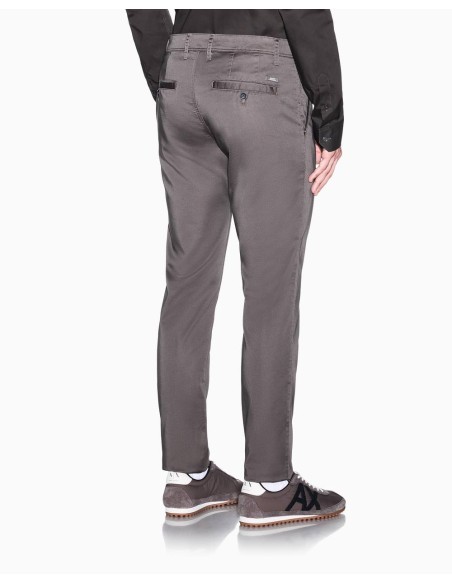 Pantalón Armani Exchange marrón hombre, vista trasera con bolsillos
