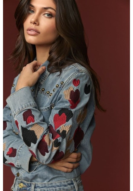 Camisa Minueto Lovely vaquera con corazones bordados, vista frontal