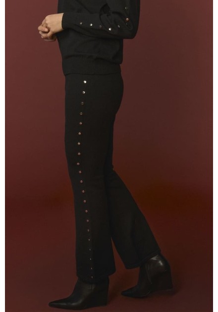Pantalón Minueto Victoria de punto negro con tachuelas, vista frontal Pantalón Minueto Victoria de punto negro con tachuelas, vista frontal
