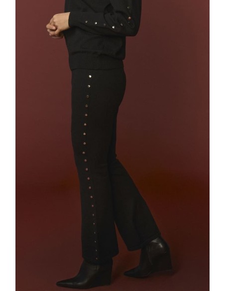 Pantalón Minueto Victoria de punto negro con tachuelas, vista frontal