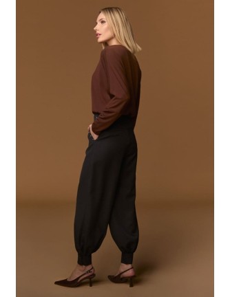 Pantalón Minueto City negro de campana con tachuelas, vista frontal 2