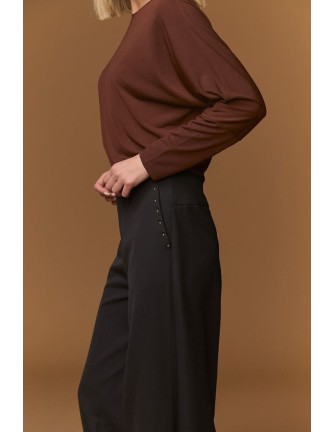 Pantalón Minueto City negro de campana con tachuelas, vista frontal