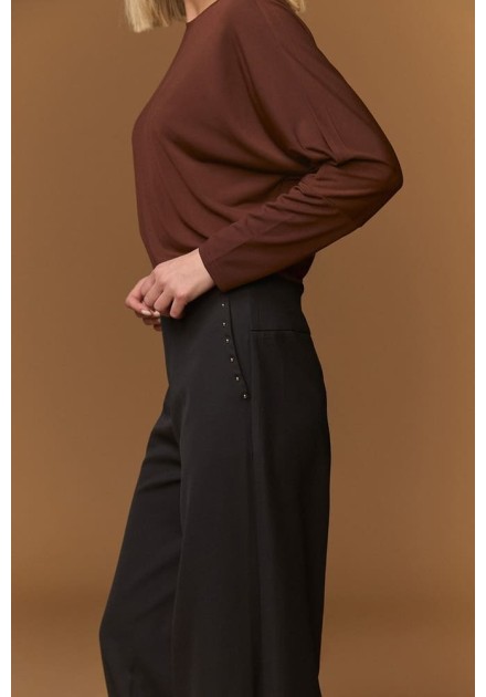 Pantalón Minueto City negro de campana con tachuelas, vista frontal Pantalón Minueto City negro de campana con tachuelas, vista frontal
