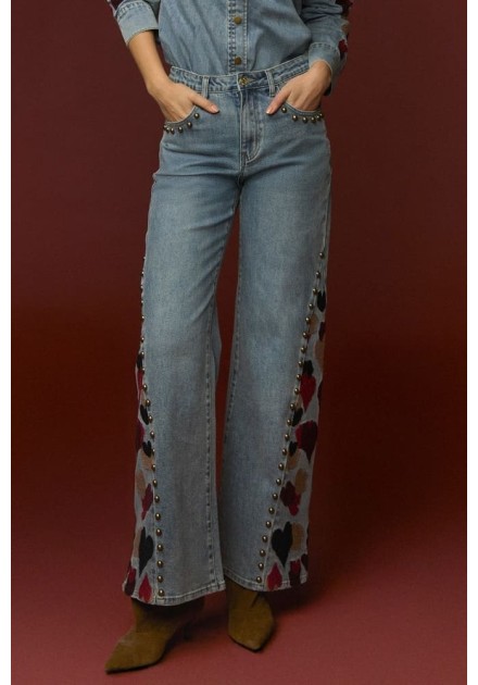 Vaqueros Minueto Lovely anchos con corazones bordados, vista frontal Vaqueros Minueto Lovely anchos con corazones bordados, vista frontal