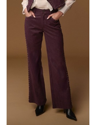 Pantalón Minueto Lenon burdeos de ante con tachuelas, vista frontal