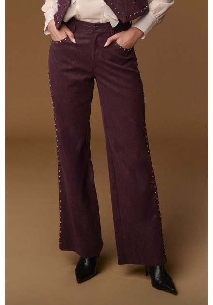 Pantalón Minueto Lenon burdeos de ante con tachuelas, vista frontal Pantalón Minueto Lenon burdeos de ante con tachuelas, vista frontal