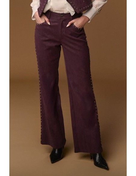 Pantalón Minueto Lenon burdeos de ante con tachuelas, vista frontal