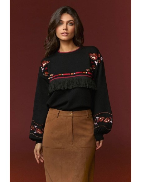 Jersey Minueto Boho negro con bordados y flecos, vista frontal