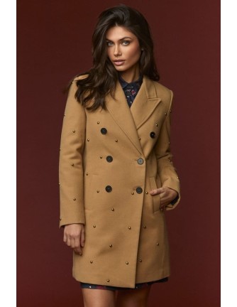 Abrigo Minueto Carnaby camel con tachuelas, vista frontal 2