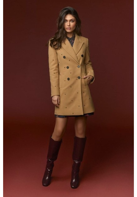 Abrigo Minueto Carnaby camel con tachuelas, vista frontal Abrigo Minueto Carnaby camel con tachuelas, vista frontal