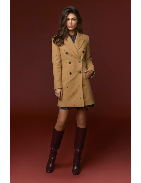 Abrigo Minueto Carnaby camel con tachuelas, vista frontal